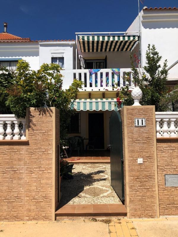 Casa adosada en Urbasur con terraza y piscina comunitaria. (Ideal familias)