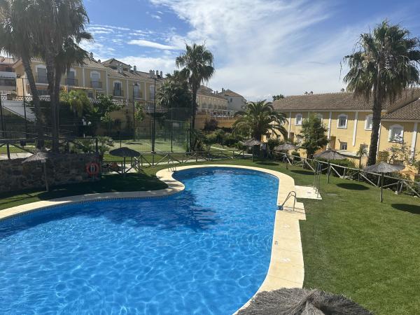 Islantilla playa, casa adosada de dos plantas con piscina, pdel, garaje, amplias zonas ajardinadas.